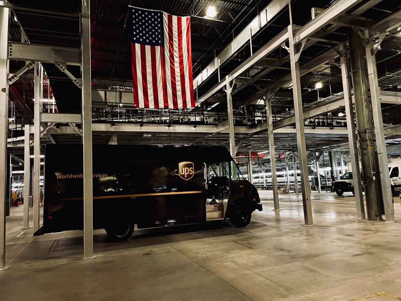 UPS automated hub floor